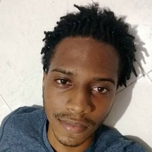 la imagen puede contener a un hombre a un hombre de cabello negro ,vestido de camiseta gris posando ligeramente sonreido. 